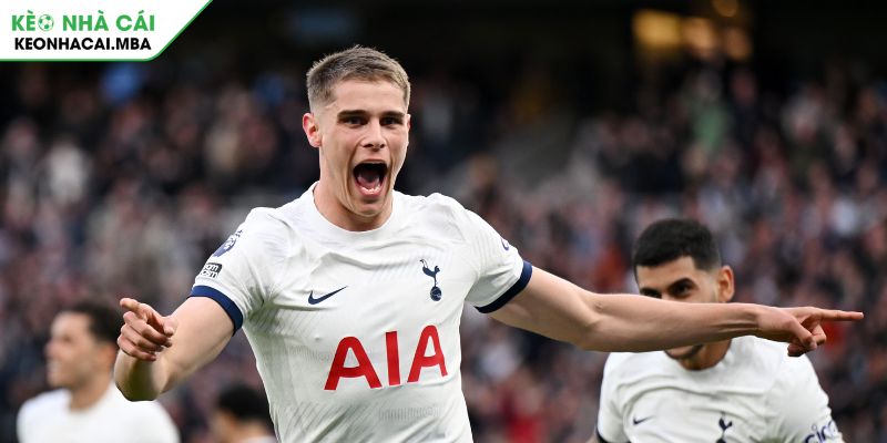 Tottenham bám đuổi Aston Villa trong cuộc đua top 4