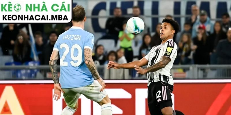 Bóng bổng lên tiếng, Juventus thoát thua phút bù giờ