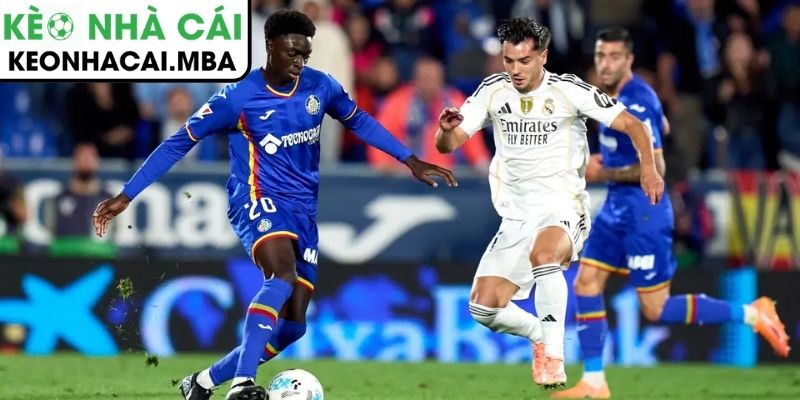 Siêu phẩm vô-lê của Satriano và thế trận đầy va chạm